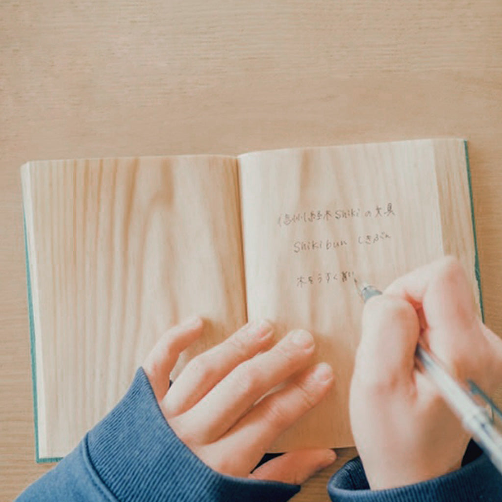 木を薄く削って作ったノート「Shiki bun」