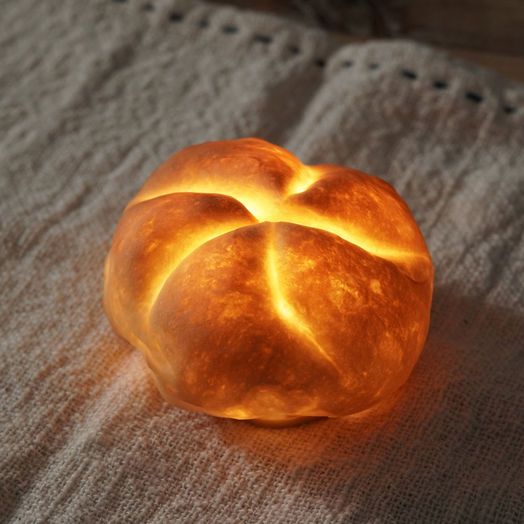 本物のパンが灯るランプ　「Bread Lamp<カイザーロール>」