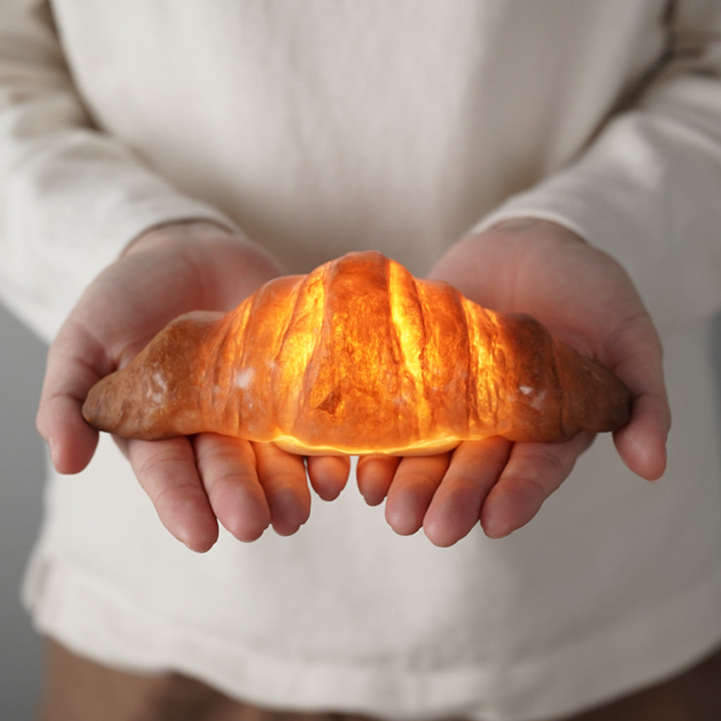 本物のパンが灯るランプ　「Bread Lamp＜クロワッサン＞」